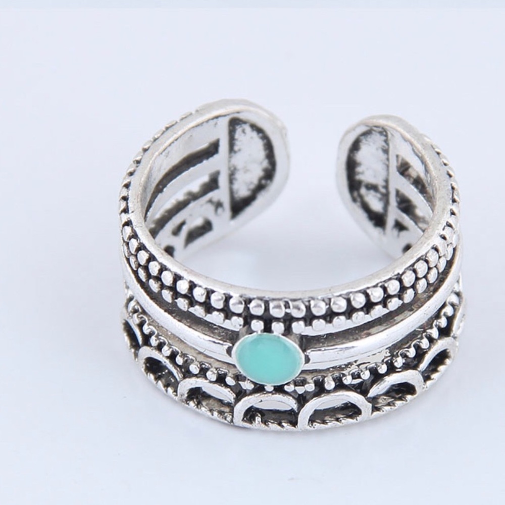 Silver Toned Ring w/Tiny Aqua Accent (015)